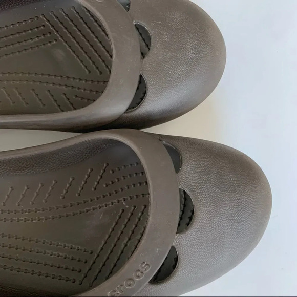 Crocs Ballet Flat Floral Button Taupe Color Rubber Shoes Size 9 - Picture 3 of 6